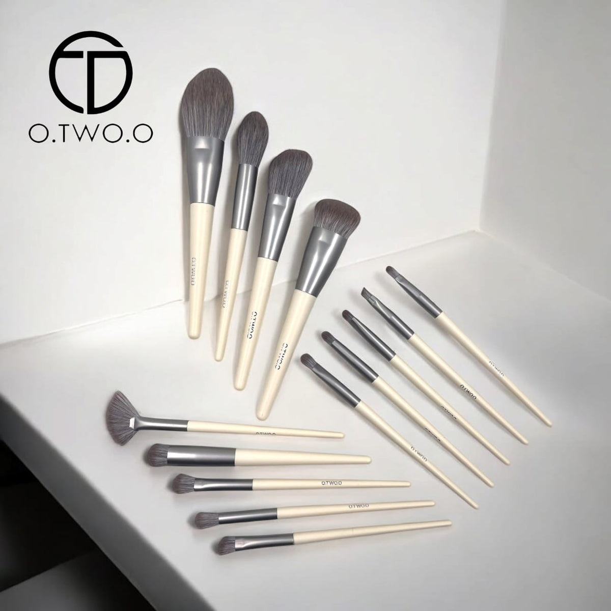 Iconic London 12 Pieces Makeup Brushes Set
